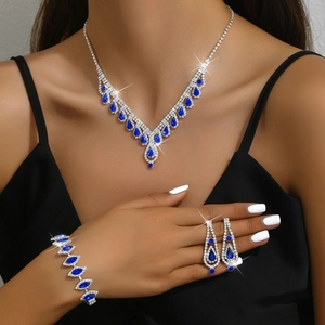 Primer plano del set de joyas de novia con gemas azul marino y acabado plateado