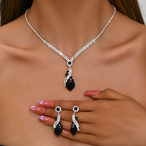 Detalle del conjunto nupcial con colgantes de corazón de cristal negro y collar de plata