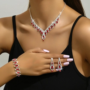 Detalle de los cristales rojos en forma de gota en el conjunto de collar y pendientes de novia
