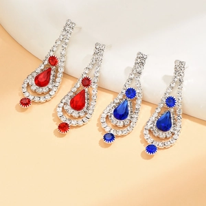 Elegante conjunto de joyas de novia en plata con pendientes de gota rojos y azules