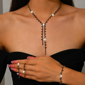 Detailed view of the gold bridal jewelry set featuring black rhinestones and Y-shaped fringe