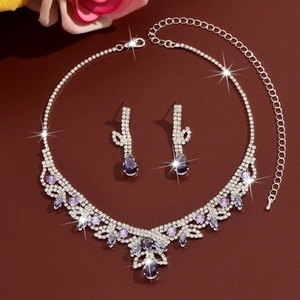 Détails de la parure de mariée avec cristaux violets en goutte d'eau et plaquage argent