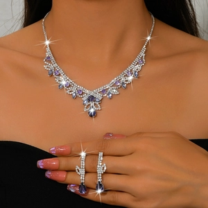 Détails du parure de mariée avec collier et boucles d'oreilles en cristaux violets