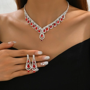 Elegante conjunto de collar plateado y pendientes rojos de gota para bodas