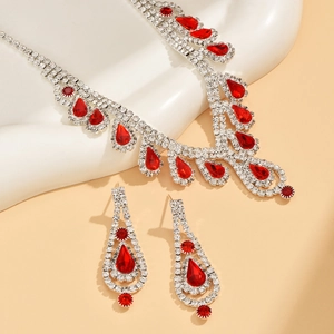 Detalle del conjunto de collar y pendientes de novia con gemas rojas en forma de gota