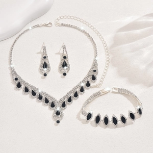 Conjunto de joyas plateadas con pedrería negra gota incluyendo collar, pulsera y pendientes