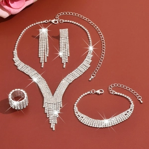 Detalle de conjunto de joyas para novia con borlas de pedrería en collar y pendientes