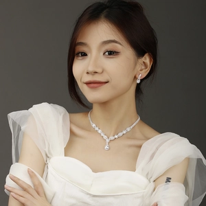 Dettaglio del set da sposa con collana di strass e orecchini di zircone a goccia