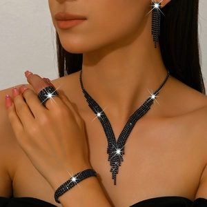 Detalle del elegante conjunto de collar y pendientes de novia con flecos de cristal negro