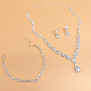 Dettaglio del set gioielli sposa con collana a V e pendenti in cristallo a goccia