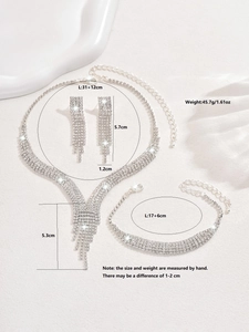 Vista detallada del conjunto de joyas con pedrería, collar de borlas y dimensiones