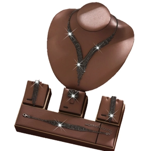 Elegante conjunto de joyas de novia con collar de borlas, pulsera, anillo y pendientes
