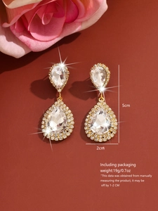 Detalle de pendientes de novia de gota con dimensiones de 5cm de alto y 2cm de ancho