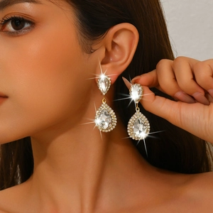 Elegantes pendientes de novia dorados con cristales de pera y detalles de diamantes finos