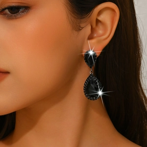 Primer plano detallado de pendientes de novia tipo gota con cristales negros en modelo