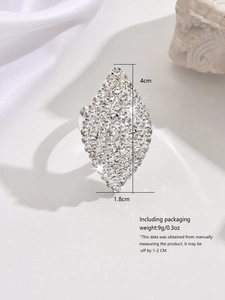 Detalle del anillo de cóctel con strass marquesa con dimensiones 4 cm de alto y 1,8 cm de ancho