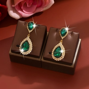 Elegantes pendientes de novia dorados con cristales de gota verde esmeralda y strass brillantes