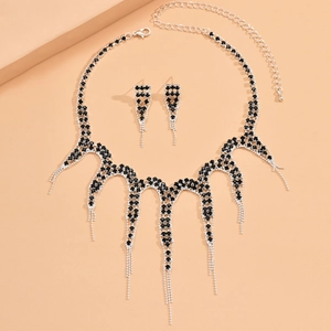 Conjunto de collar y pendientes góticos de Halloween con piedras negras y borlas