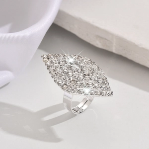 Anillo ajustable brillante con cristales marquise sobre fondo de piedra blanca elegante