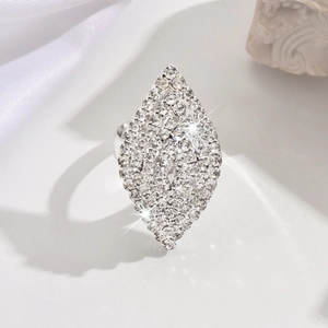 Elegante anillo ajustable plateado con brillantes de talla marquesa sobre seda