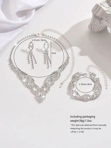 Dettaglio del set di gioielli da sposa in argento con collana, bracciale e orecchini