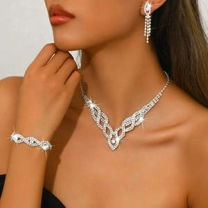 Vista dettagliata del set gioielli da sposa in argento con strass su collo e orecchie