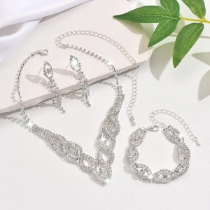 Dettaglio del set di gioielli da sposa argento con cristalli su seta e vassoio di marmo