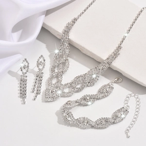 Vista dettagliata del set di gioielli da sposa con strass argentati e collana