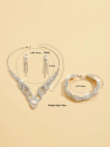 Dettaglio del set di gioielli da sposa placcato argento con strass luccicanti