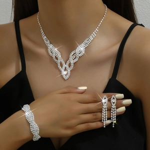 Vista dettagliata del set di gioielli da sposa in argento con strass scintillanti su modella