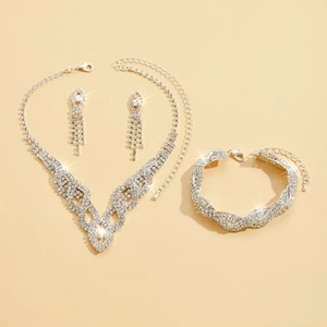 Vista dettagliata del set di gioielli da sposa in argento con collana, orecchini e bracciale