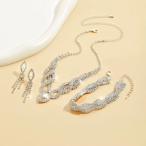 Dettaglio del set di gioielli da sposa in argento con strass scintillanti su display