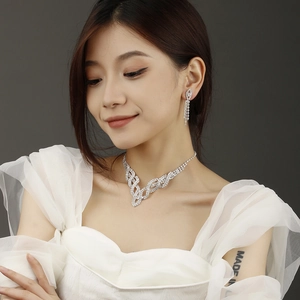 Set gioielli da sposa in argento con collana di strass e orecchini su modella