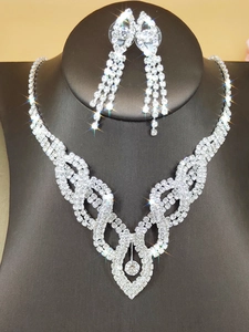 Dettaglio della collana da sposa argentata con strass scintillanti e orecchini lunghi