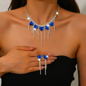 Detalle del conjunto de collar y pendientes plateados con corazones de cristal azul
