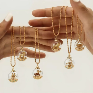 Colliers zodiaque dorés exquis avec globes sculptés et accents en cristaux brillants