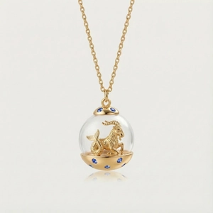 Gros plan du pendentif sphère plaqué or 12 constellations avec motif Capricorne et pierres