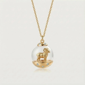 Détail du collier zodiaque Bélier doré avec bélier 3D dans une sphère en verre