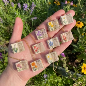 Collana con ciondolo libro fiori di nascita dorato e illustrazioni eleganti