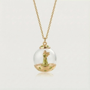 Détail du collier sphère plaqué or Vierge avec gemmes vertes et déesse des moissons