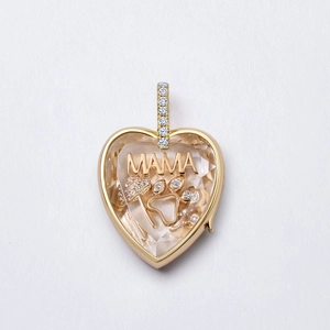 Détail du médaillon coeur doré avec gravure MAMA et pendentif en cristal transparent