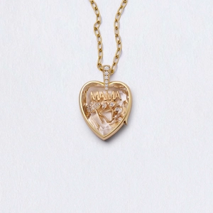 Détail d'un pendentif médaillon cœur doré avec lettrage MAMA et cristaux scintillants