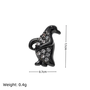 Détail d'un pendentif pingouin noir avec zircons blancs, dimensions 1,1cm par 0,7cm