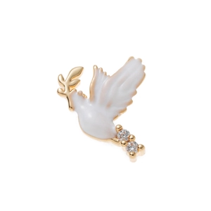 Gros plan détaillé d'un pendentif colombe vintage en émail blanc et branche d'olivier dorée