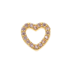 Détail macro d'un pendentif cœur doré orné de petits sertissages de zircons roses