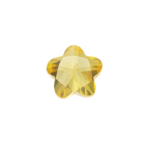 Détail d'une pierre en cristal jaune en forme d'étoile facettée pour création de bijoux