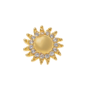 Détail de la boucle d'oreille soleil doré avec rayons radiants et zircons cubiques