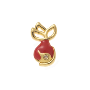 Gros plan détaillé d'un pendentif poisson vintage avec émail rouge et accents dorés