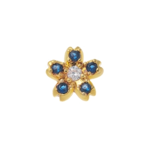 Détail macro du pendentif fleur dorée rétro avec cristaux bleu foncé et transparents