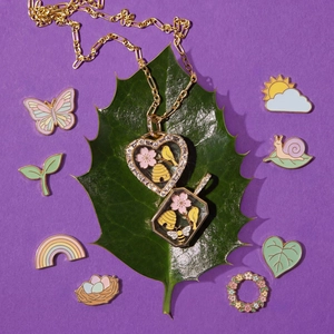 Collier Médaillon Flottant en Verre de Cuivre Plaqué Or Vintage pour Femme Pendentif DIY Émail Fleur Abeille Cœur